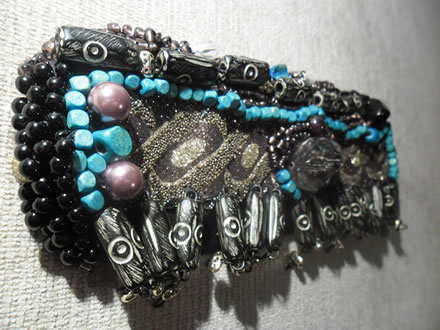 Narukvica s plavim, srebrnim i crnim perlicama