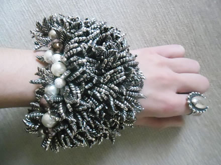 Ručno izrađena narukvica od sitnih perlica