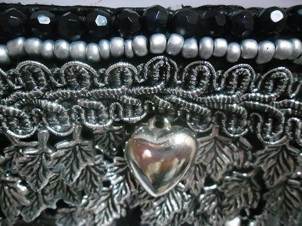 Narukvica sa srebrnim, bijelim i crnim perlicama te srebrnim srcem