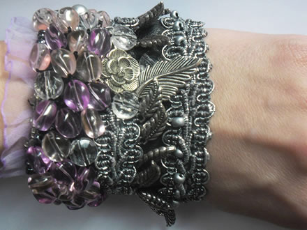 Narukvica sa srebrnim i ljubičastim perlicama i tilom