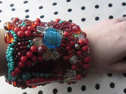 Narukvica s raznobojnim perlicama pretežno crvene i plave boje