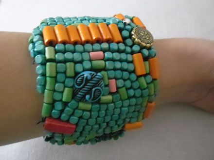 Narukvica s plavim, zelenim i narančastim perlicama