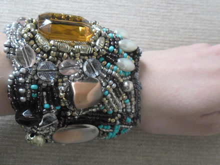 Narukvica s raznobojnim perlicama i velikim jantarnim staklom